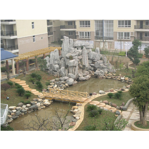 新疆阿勒泰主题乐园假山生态园 假山大门与压模地坪的艺术融合